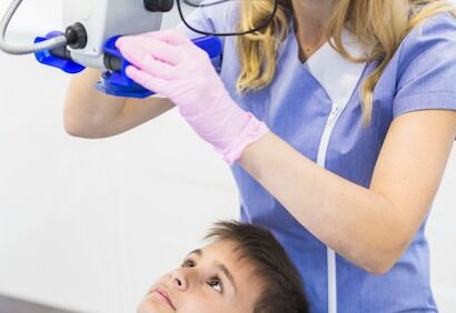 Dentystka leczy kanałowe zęba chłopcu